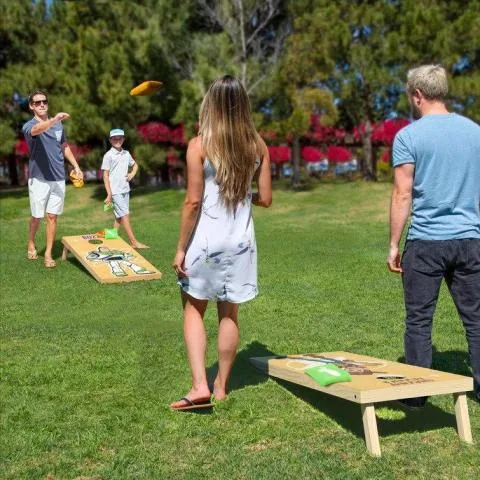 Familie speelt samen een buitenspel bij Veluwse Poort