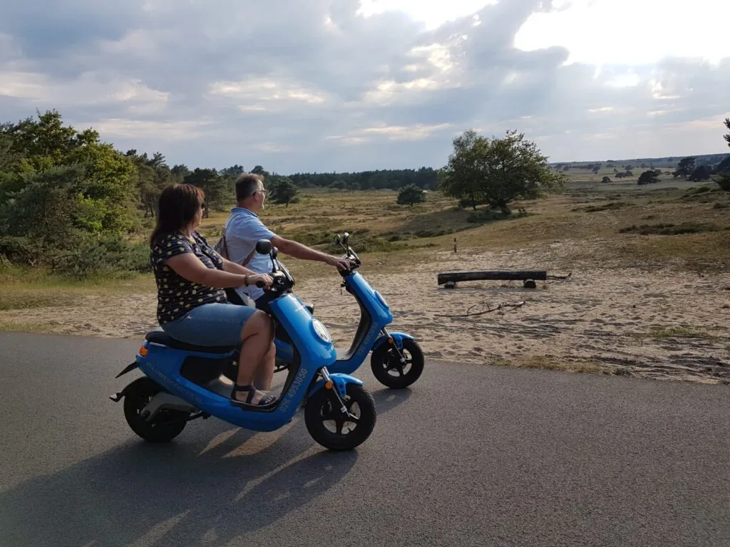 Samen op e-scooters over de Veluwezoom